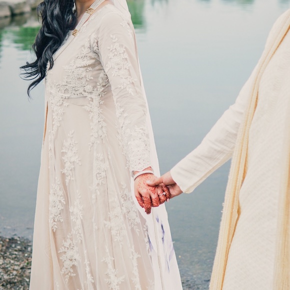 Romantic White & Ivory Satin and Lace Gown Bridal Wedding Dress Partywear - Picture 7 of 8